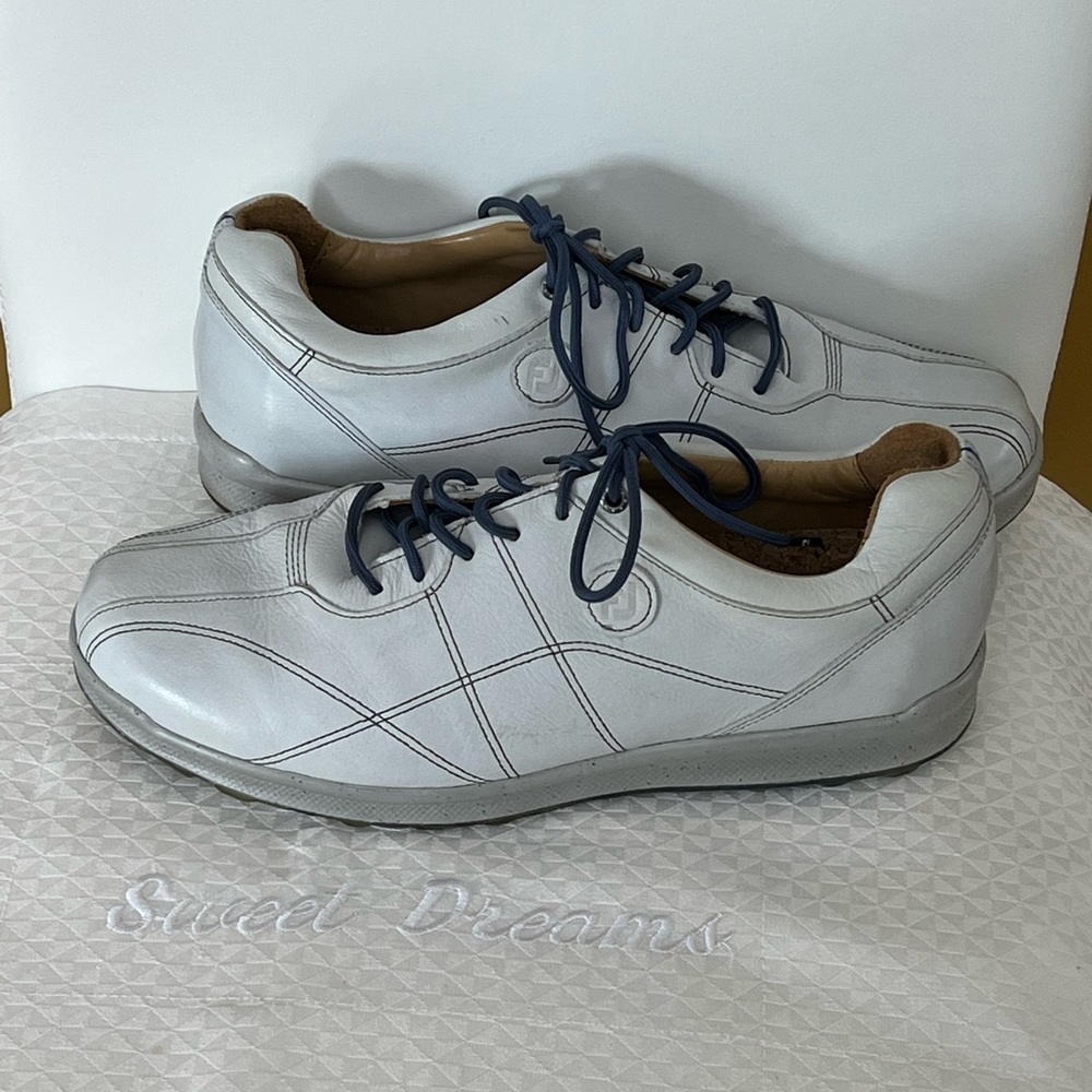 Mens size 11 Highy Quality VERSALUXE FOOT JOY spineless golf shoe all leather. - Picture 2 of 7